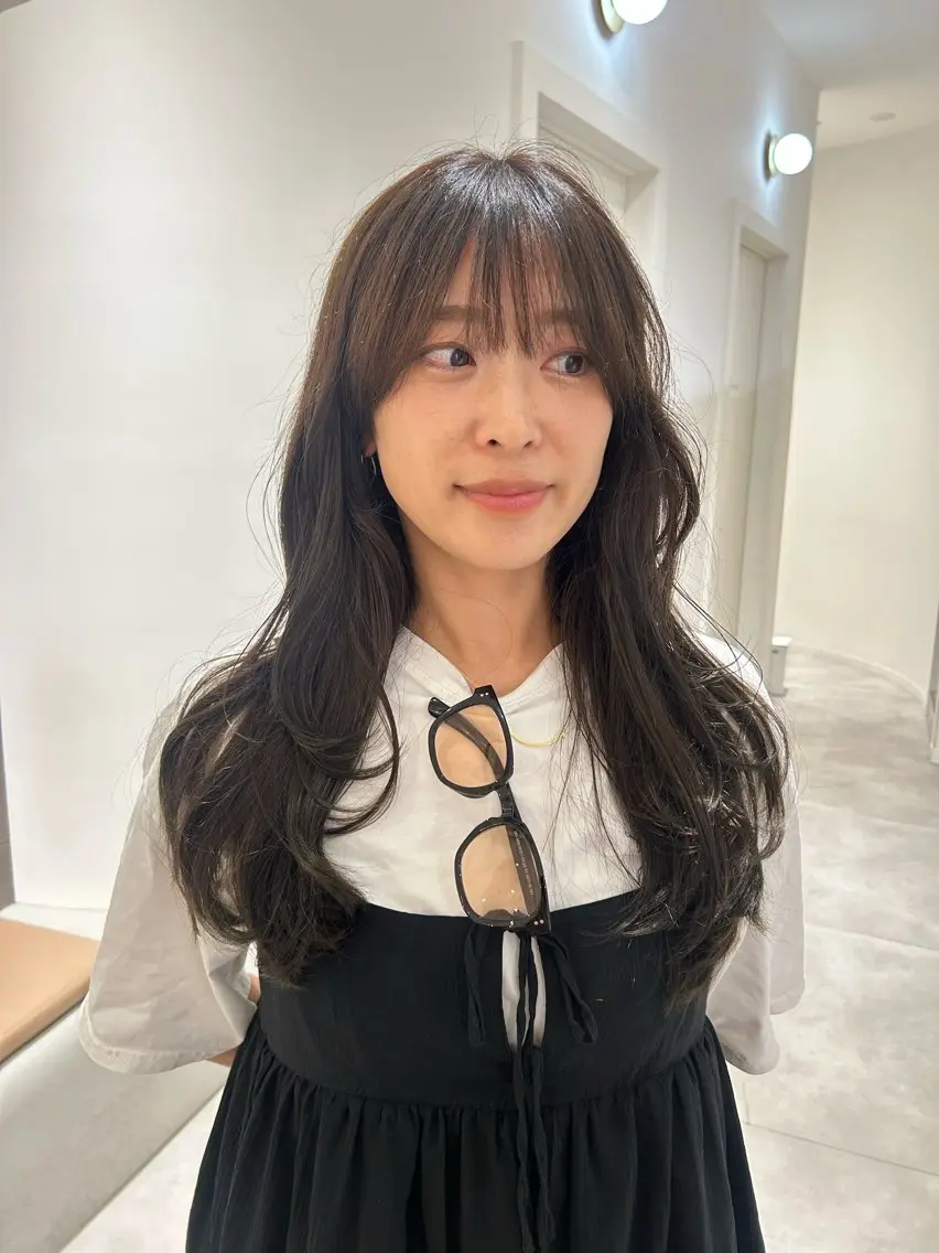 ロング カラー グレージュ オリーブグレージュ オリーブグレー レイヤーカット カット ヘアカラー オリーブベージュ/ ブリーチなし透明感のヘアスタイル