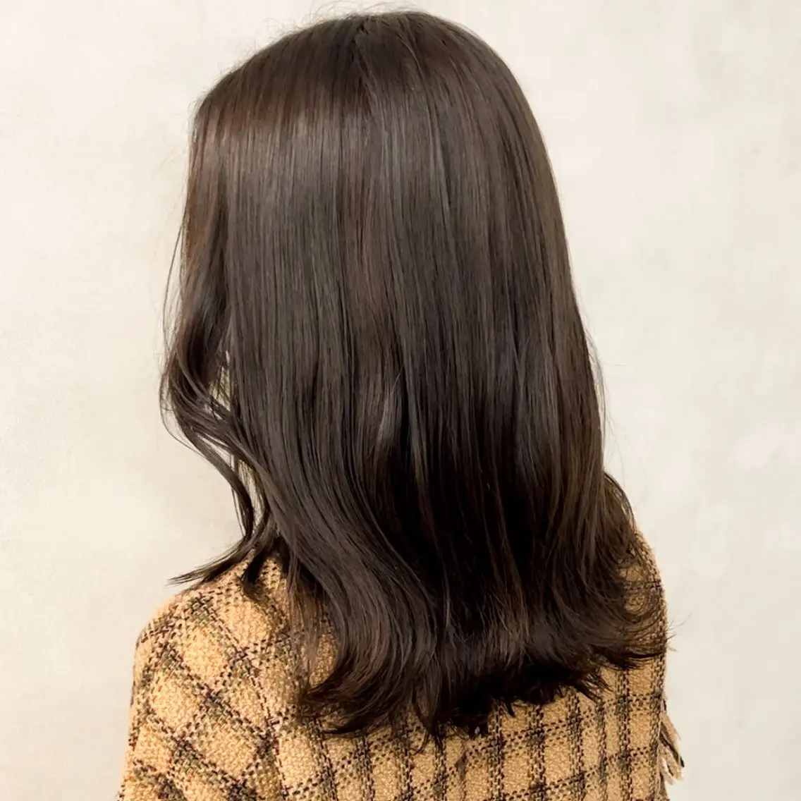 セミロング カラー ベージュカラー オリーブベージュ カット ヘアカラー FERIA あべの yumeho🍭のヘアスタイル
