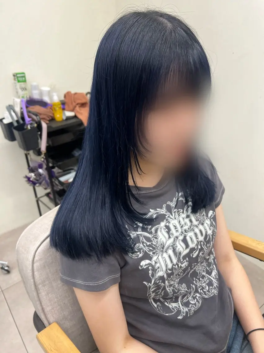 セミロング カラー ブルーカラー ネイビーカラー 顔まわりレイヤー 顔周りカット レイヤーカット メンズ レイヤー ウルフ 弓木啓輔のヘアスタイル