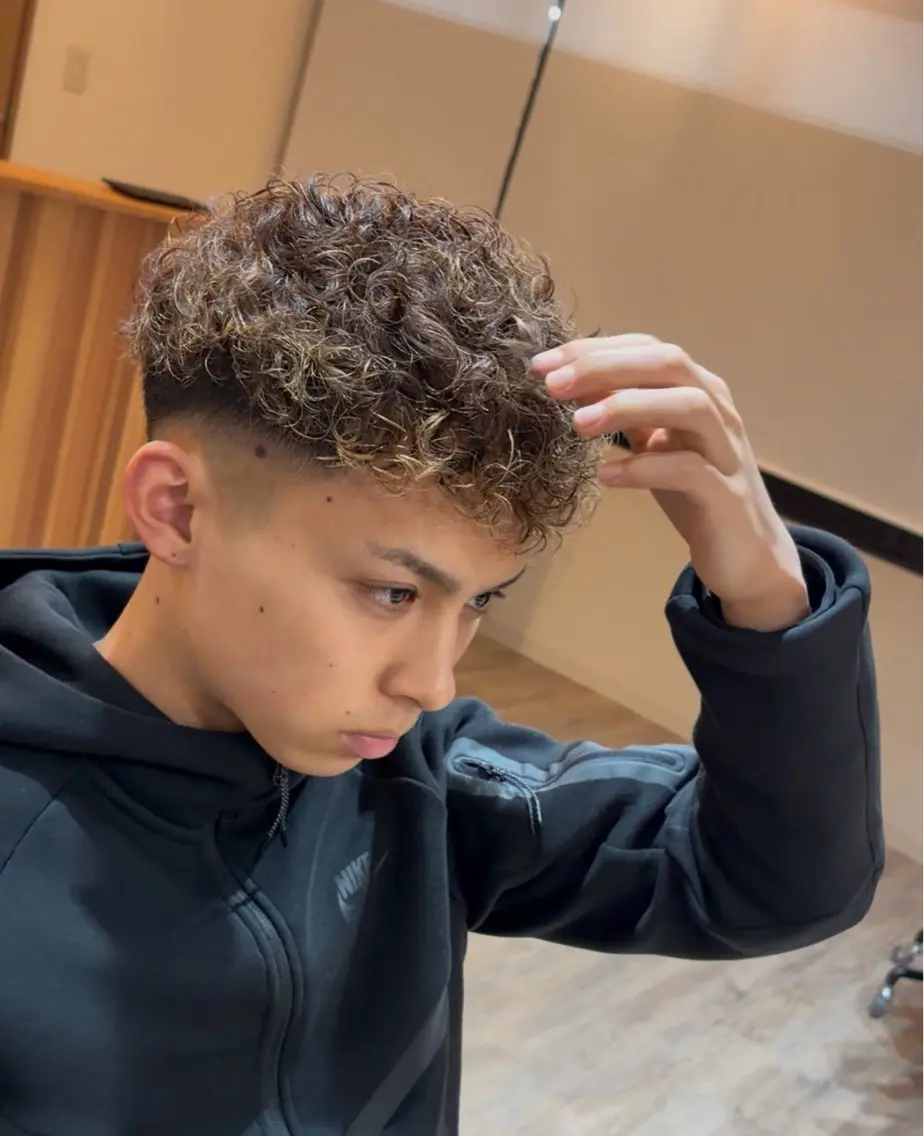 ショート カラー メンズ スペインカール ショートヘア 黒原 将貴のヘアスタイル