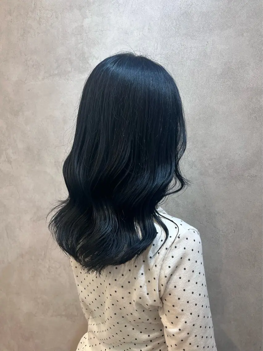 ミディアム カラー 黒髪 ブルーカラー ブルーブラック 丸谷 怜奈のヘアスタイル