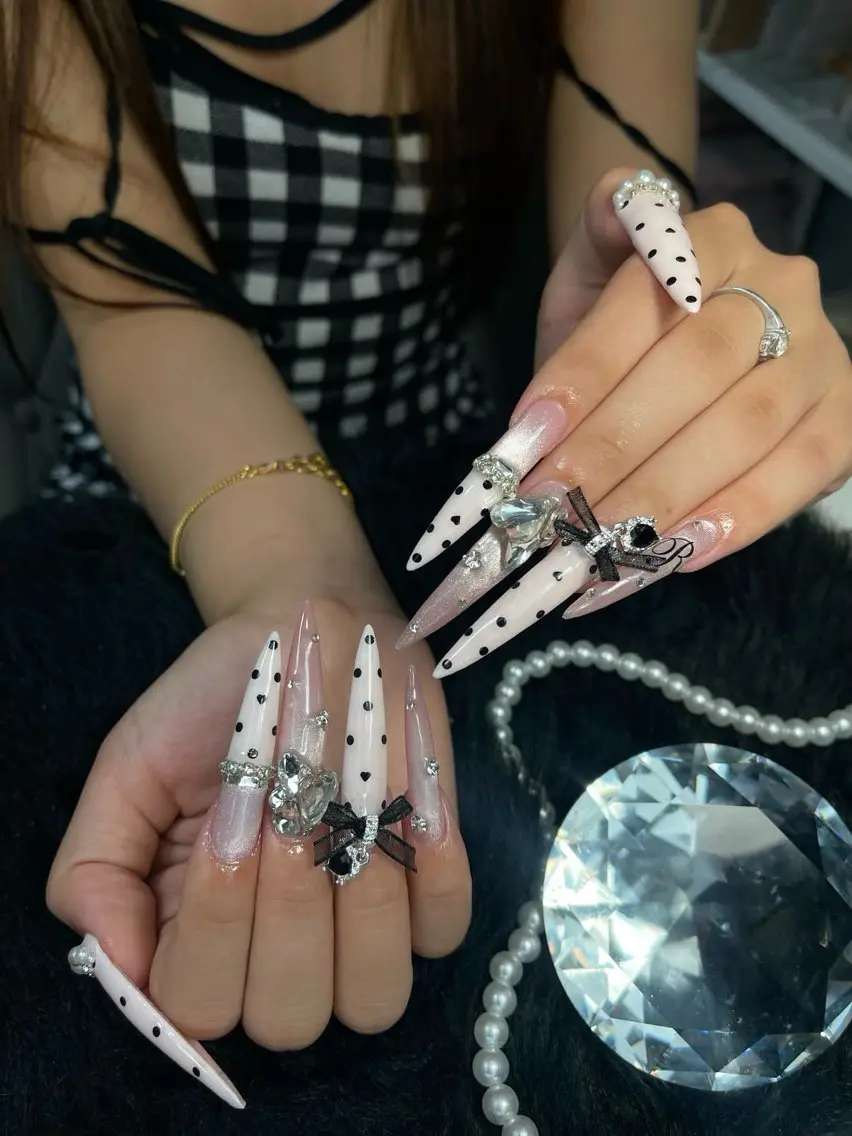 ネイル アートネイル ボルドー フレンチネイル ジェルネイル 氷ネイル・うるうるネイル ハンドネイル Julie Nail Rinのネイルデザイン