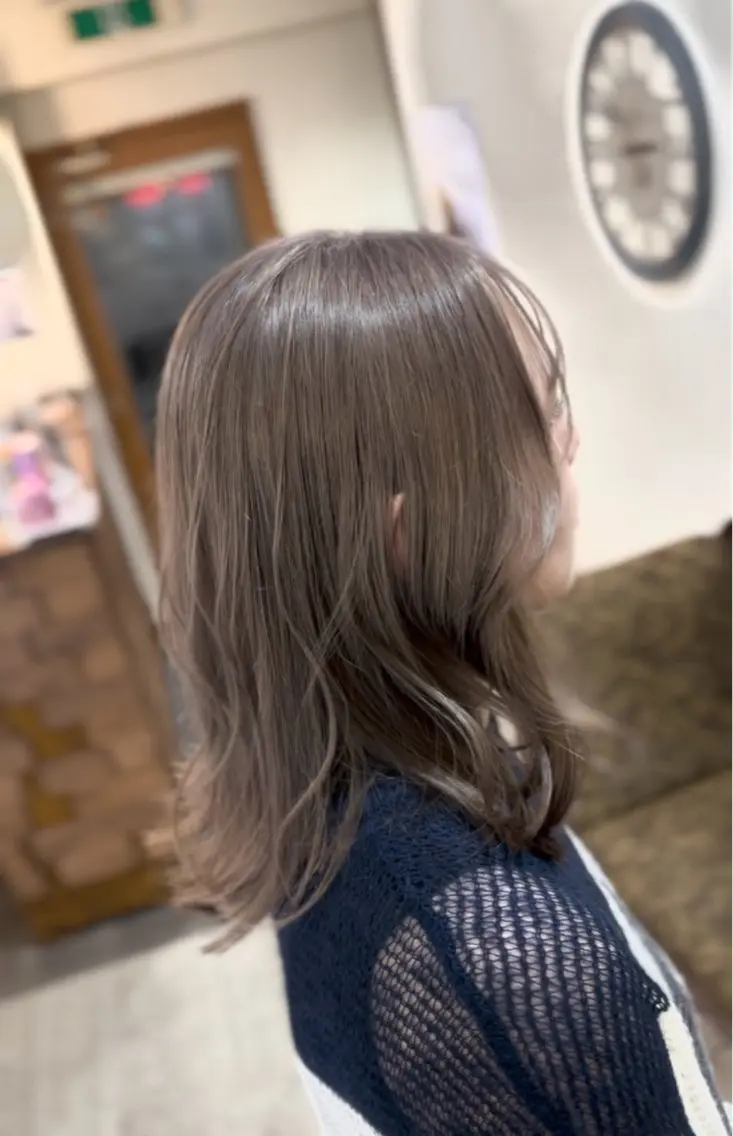ミディアム カット ヘアカラー 飯星慧斗 /ブリーチ、縮毛矯正のヘアスタイル