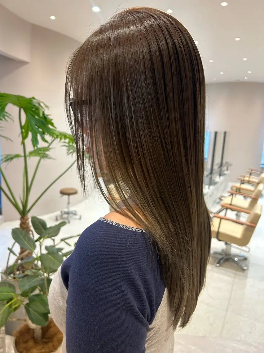 ロング カラー ベージュカラー ブリーチ ブリーチなしカラー オリーブベージュ 浅倉栞 /透明感カラーのヘアスタイル