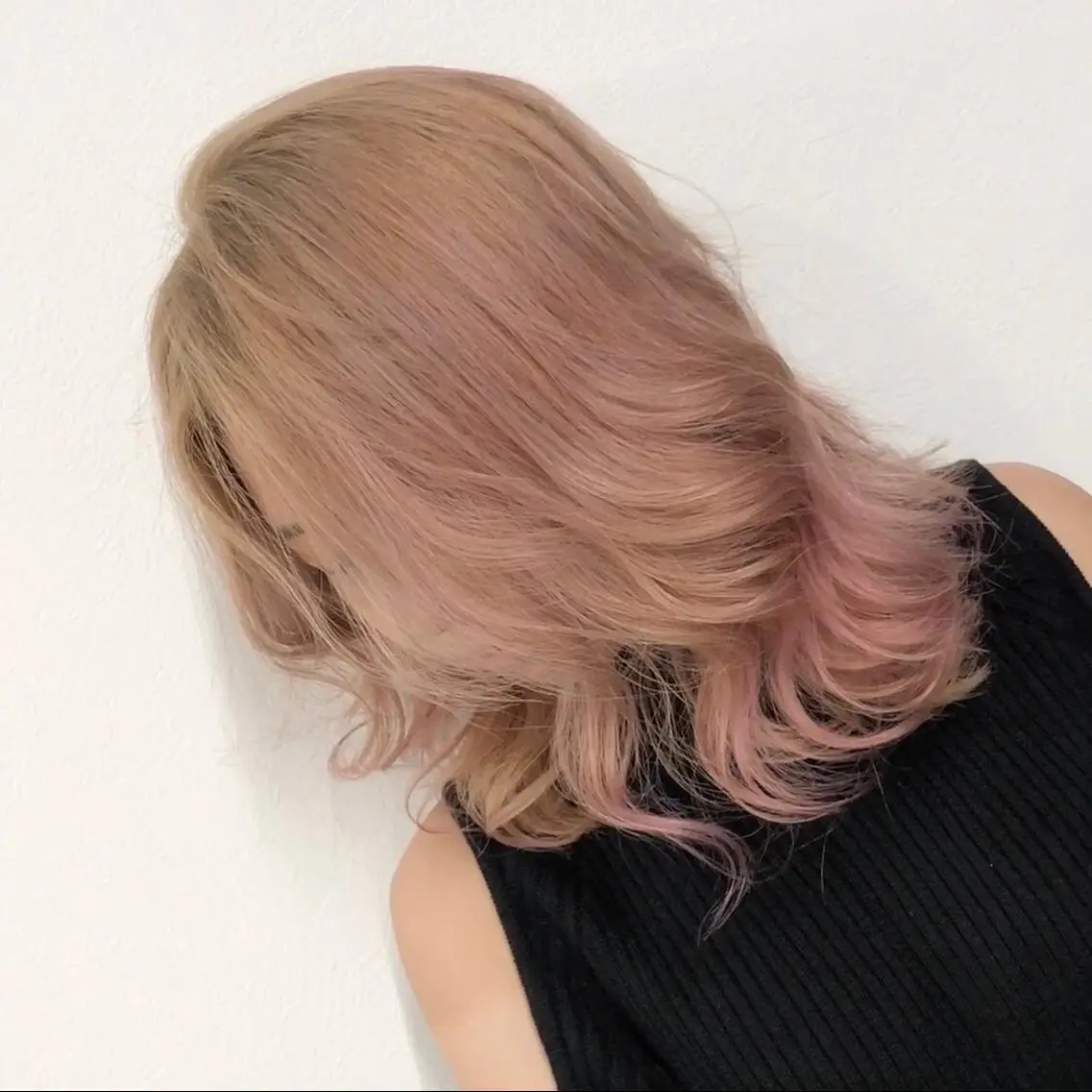 ミディアム カラー ヘアアレンジ バレイヤージュ ベージュカラー デザインカラー ハイライトカラー ホワイトベージュ アンドウ ユウ/ レイヤーカット/韓国のヘアスタイル