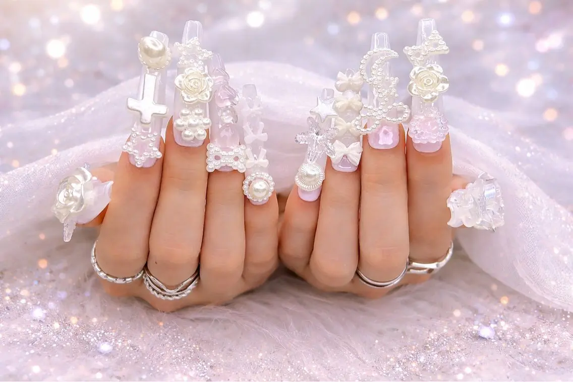 ネイル フラワーネイル ガーリー キラキラネイル 持ち込み リボン Gold Nail 千葉/風香のネイルデザイン