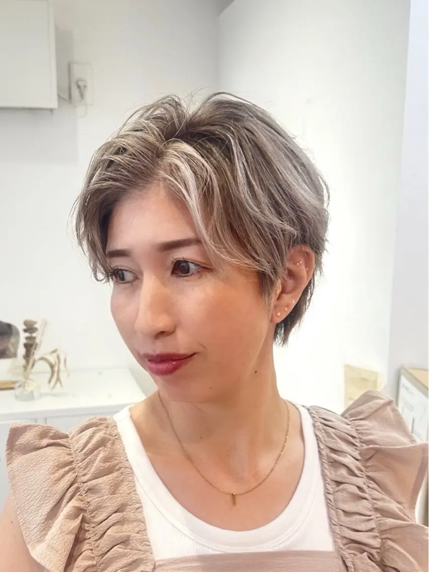 ショート カラー ハイトーンカラー 似合わせカット ショートヘア ショートのための 曲がる縮毛矯正のヘアスタイル