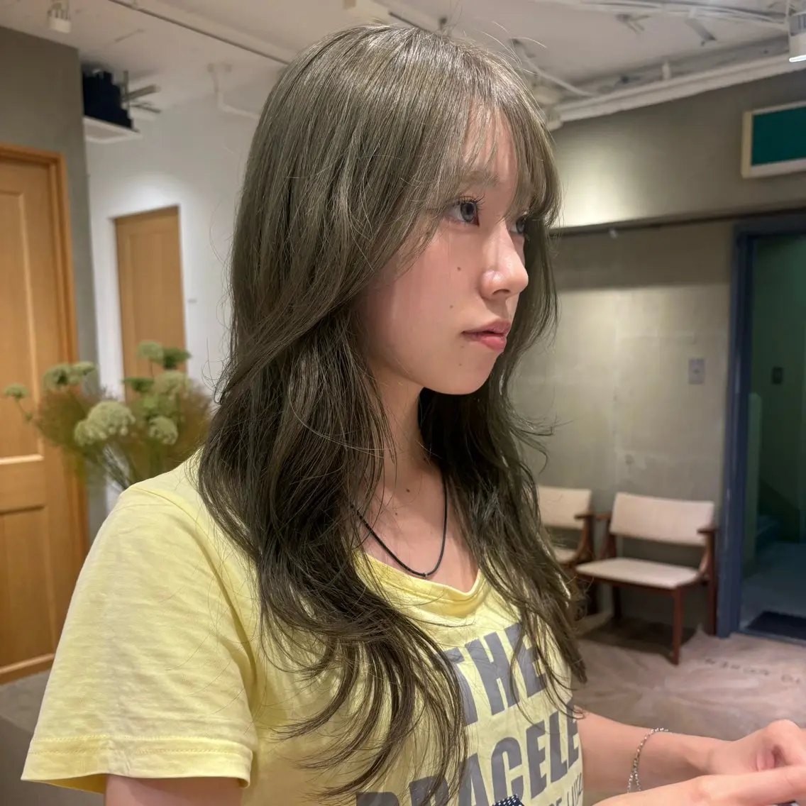 ロング カラー ブリーチ ヘアカラー レイヤーカット🐩 透明感カラー モカのヘアスタイル