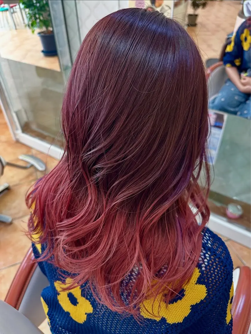 カラー レッドカラー 廣藤 梨花のヘアスタイル