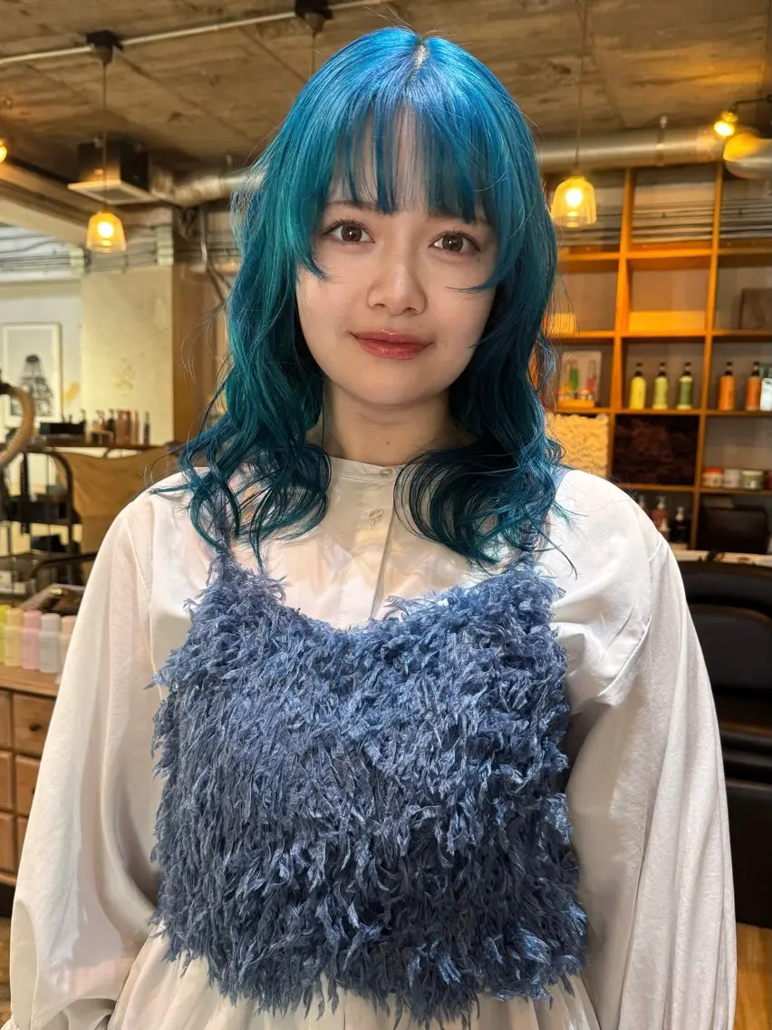 カラー ブルーカラー デザインカラー ハイトーンカラー カット ヘアカラー AYA 【HIKARIS】のヘアスタイル