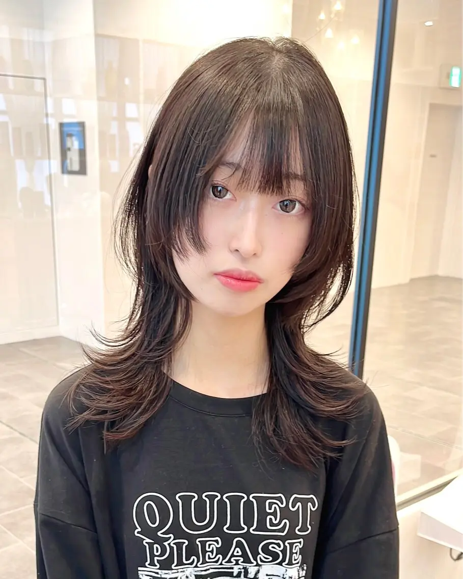ミディアム くびれヘア レイヤーカット ウルフカット 大阪ウルフカット 🐺デザインカラーのヘアスタイル