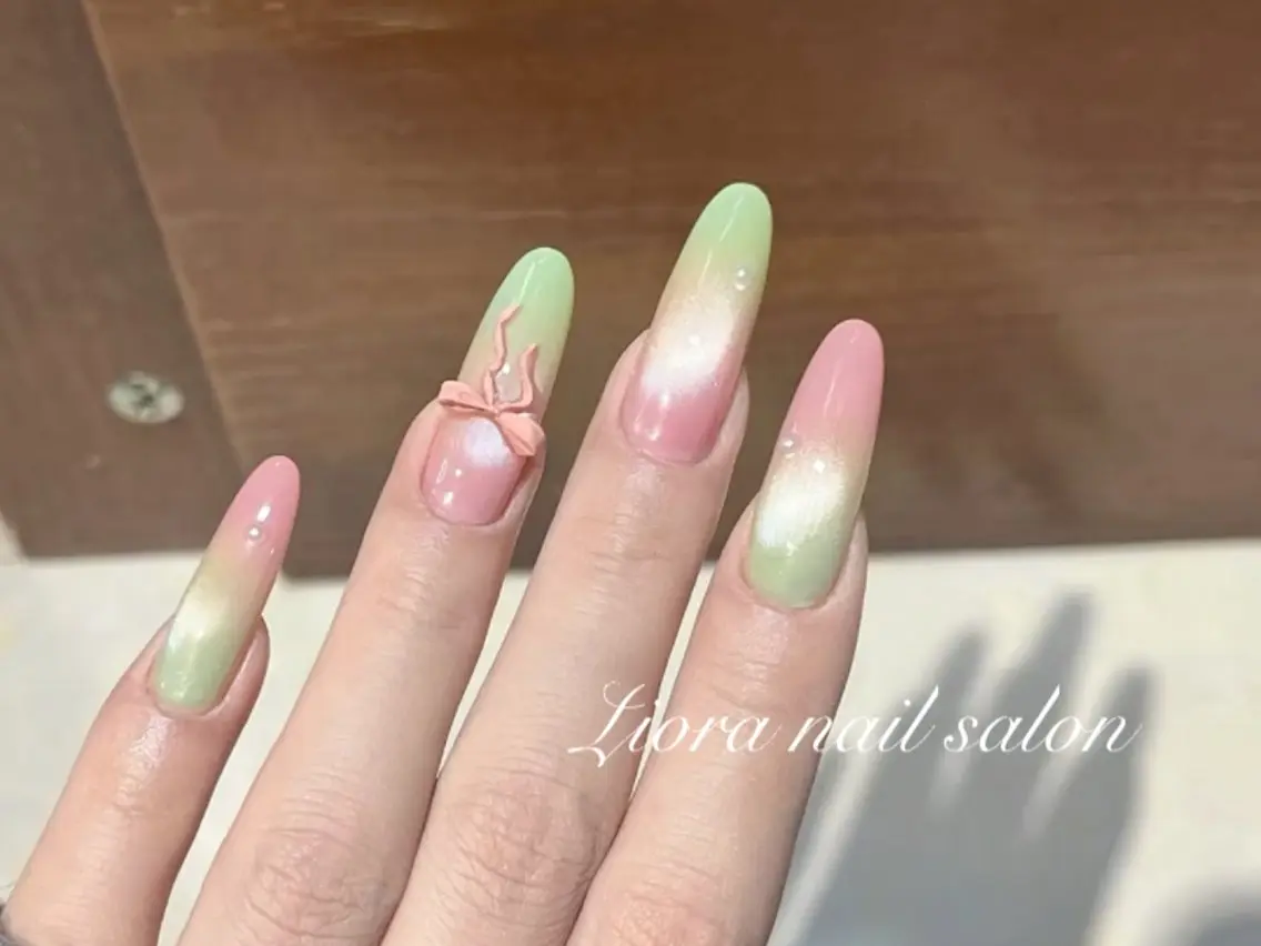ネイル フレンチネイル ジェルネイル ガーリー グラデーション キラキラネイル ハンドネイル Liora nailのネイルデザイン