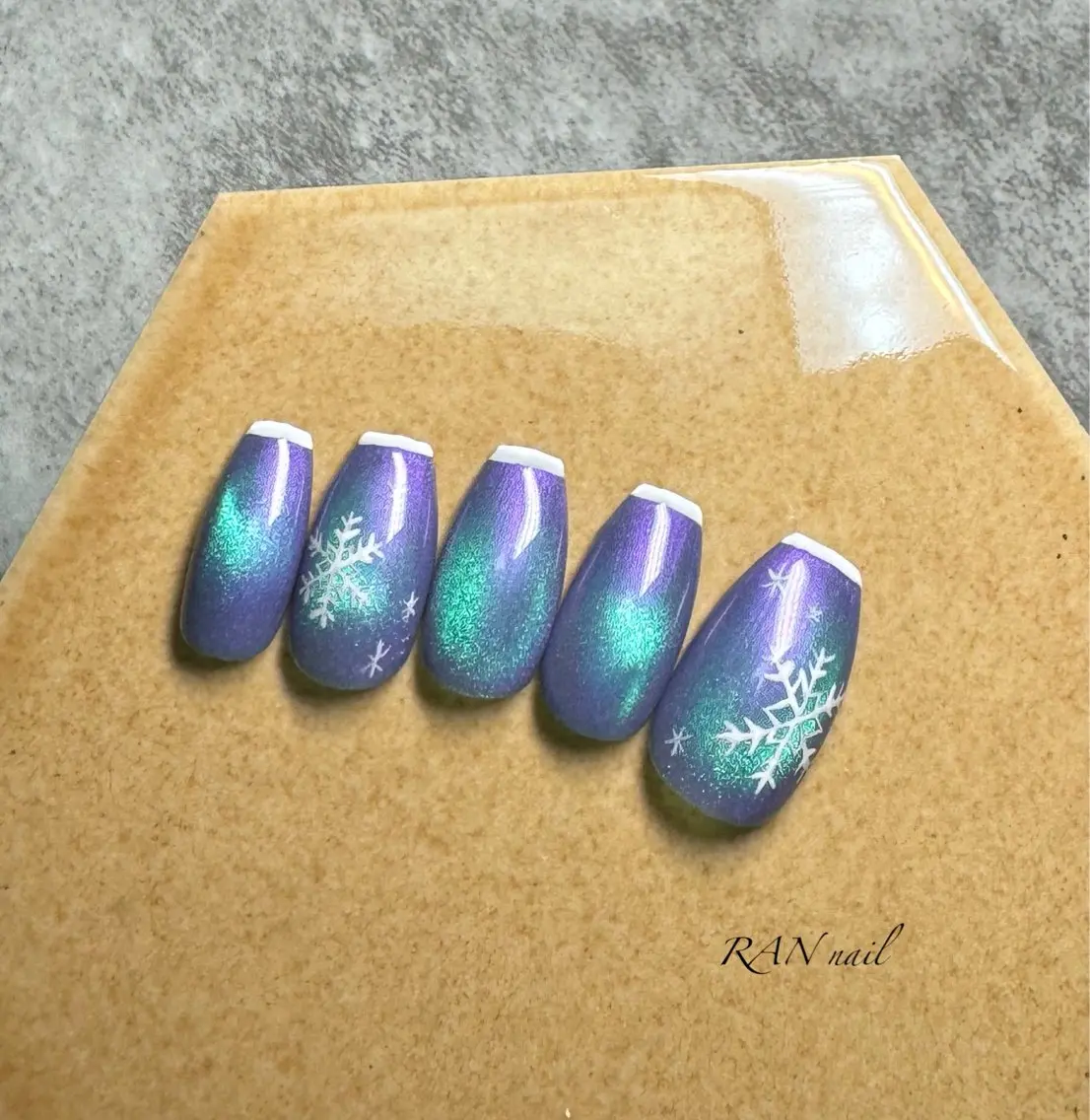 ネイル グリーン 氷ネイル・うるうるネイル 水色 マグネットネイル 冬ネイル ハンドネイル フットネイル RAN nailのネイルデザイン