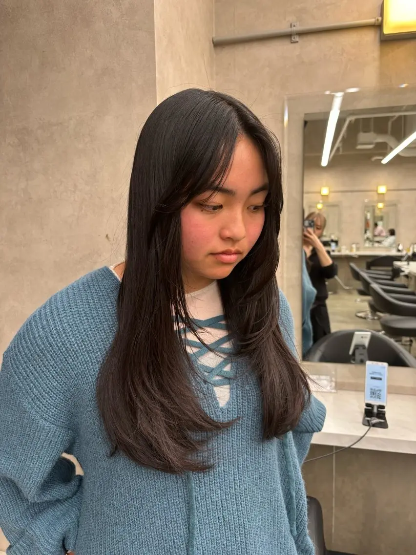 セミロング カラー 抜け感レイヤー︴ ニュアンスカラーのヘアスタイル