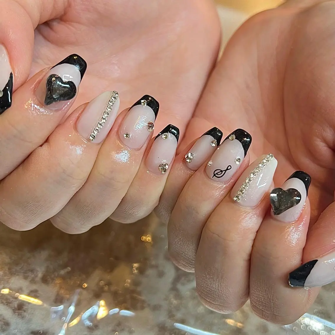 ミディアム ネイル フレンチネイル ハート ハンドネイル H🌺 NAILのネイルデザイン