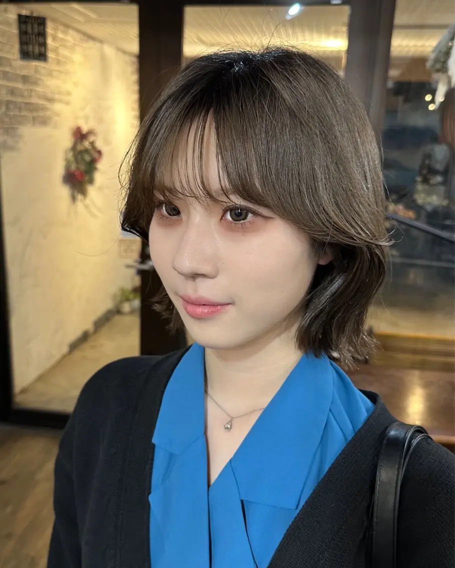 ミディアム カラー グレージュ ボブ くびれヘア 顔まわりレイヤー 顔周りカット カット ヘアカラー トリートメント 韓国レイヤー柔らかい 地毛風縮毛矯正／マツのヘアスタイル