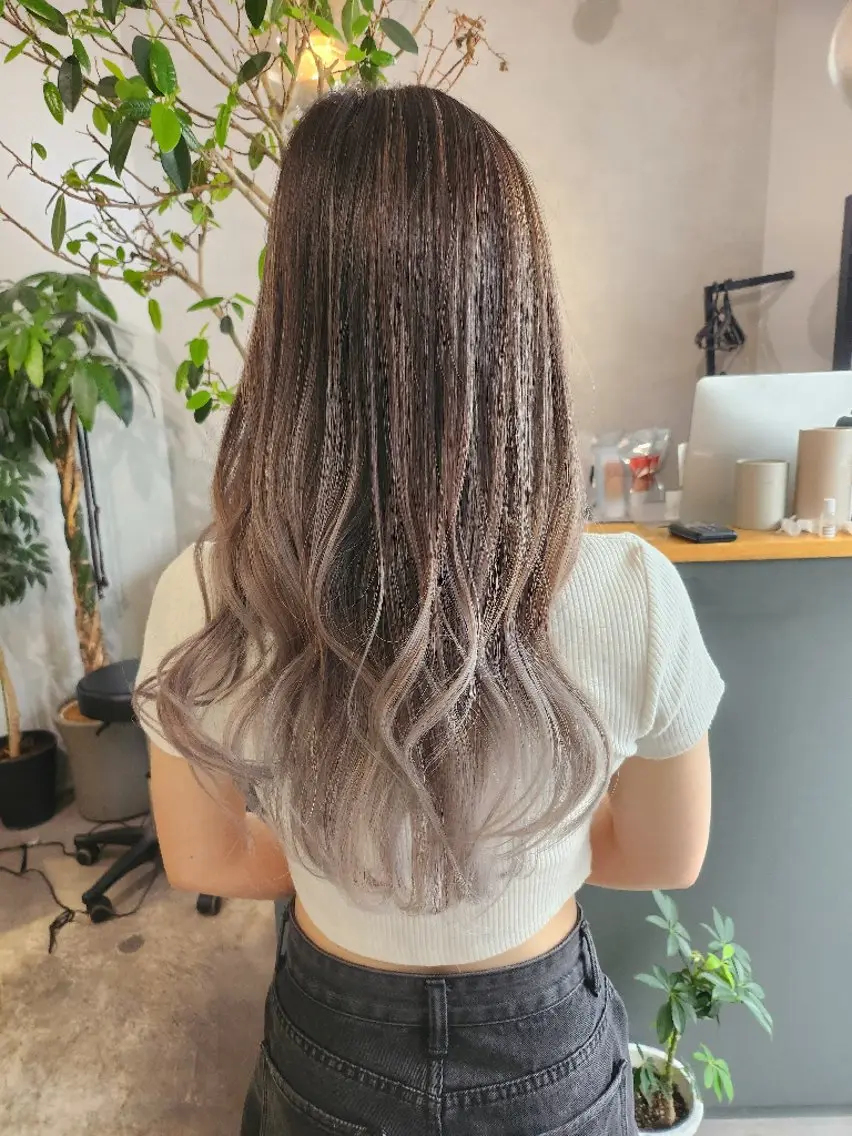 ロング カラー バレイヤージュ グレージュ レイヤーカット ロング カット ヘアカラー 金田 拓也のヘアスタイル