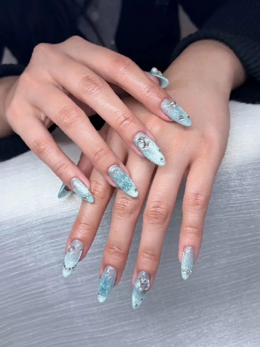 ネイル オーロラネイル 氷ネイル・うるうるネイル 韓国ネイル 水色 夏ネイル ハンドネイル kirakime nailのネイルデザイン