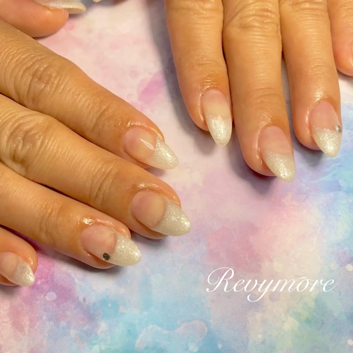 ミディアム ネイル 韓国風ヘア フレンチネイル ジェルネイル キラキラネイル 韓国ネイル nail salon Revymoreのネイルデザイン