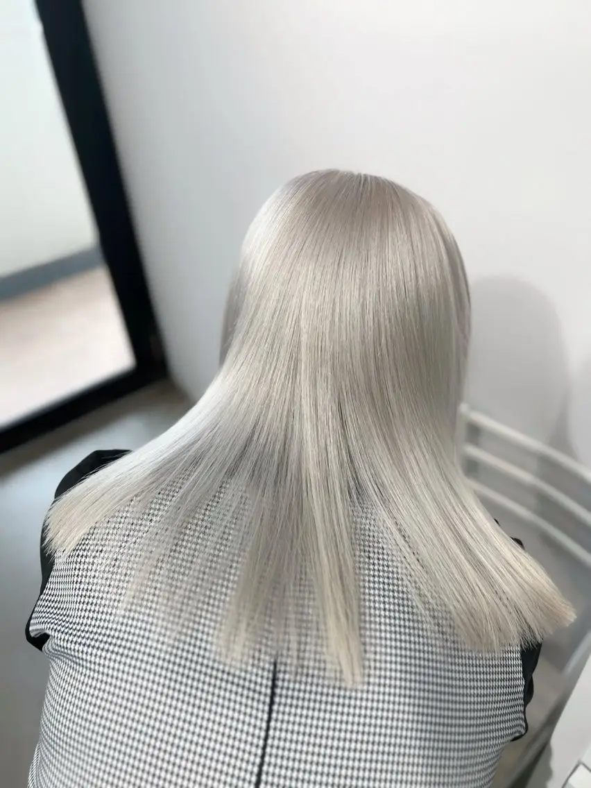 ミディアム カラー ベージュカラー ブリーチ ブロンド ダブルカラー シルバー カット ヘアカラー トリートメント ブリーチ/髪質改善/ レイヤー/YUTOのヘアスタイル