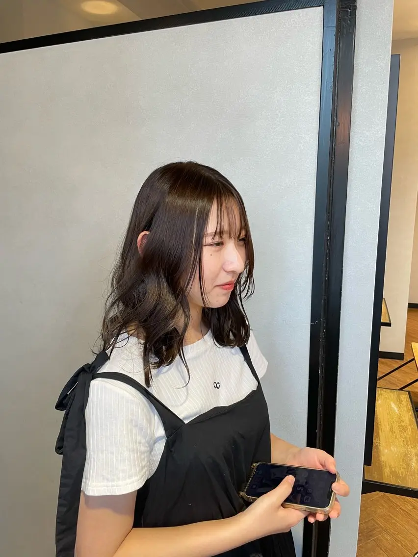 セミロング アッシュ 檜谷 晴　顔周りカットのヘアスタイル