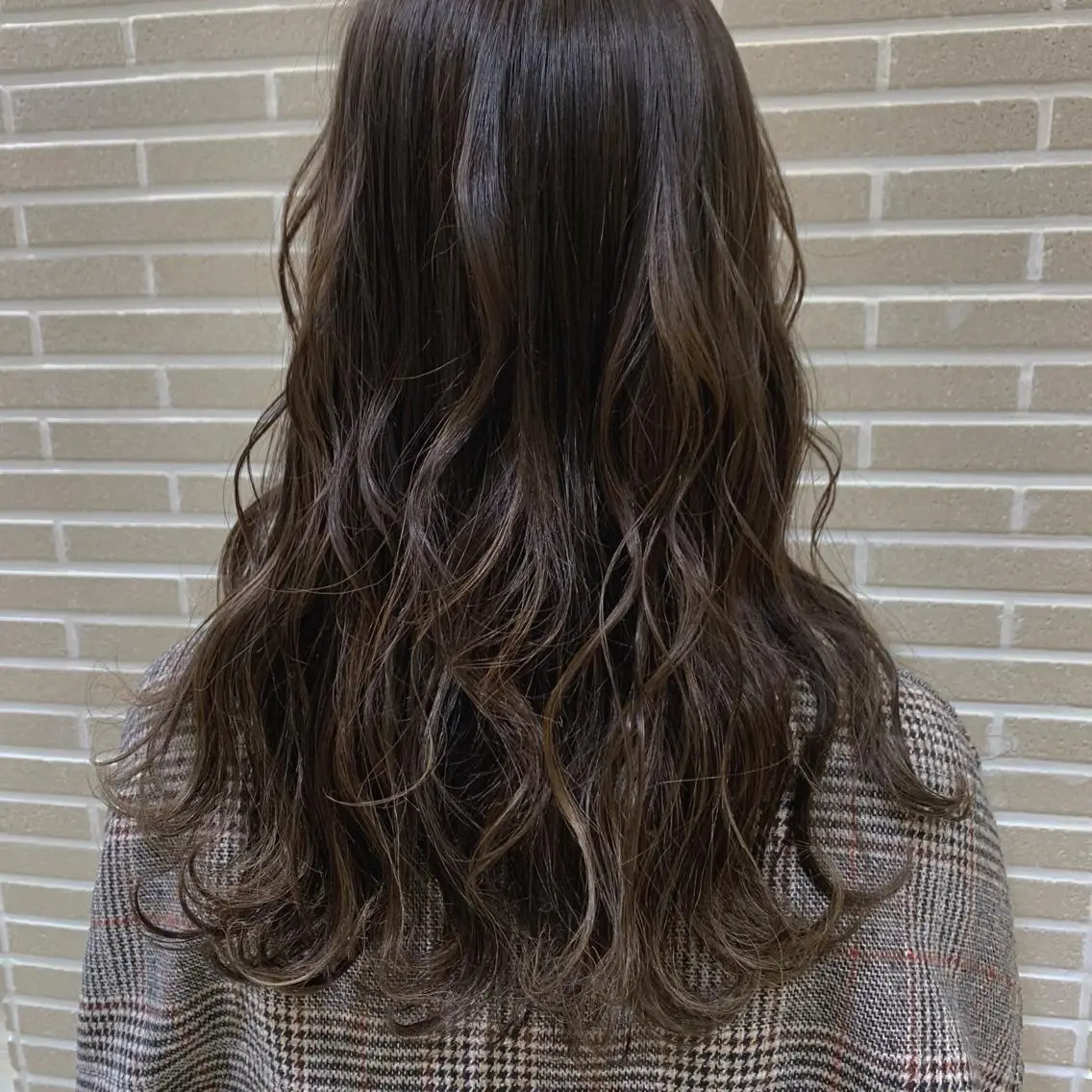 ロング ハイライト 潟上 菜摘のヘアスタイル