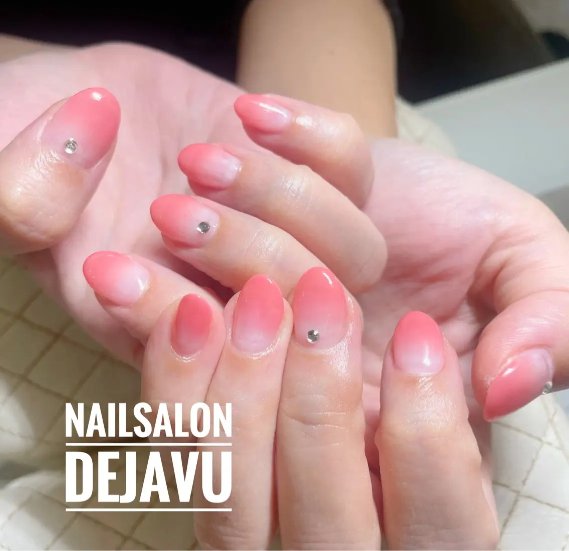ネイル グラデーション ストーンネイル ハンドネイル Nailsalon Dejavuのネイルデザイン