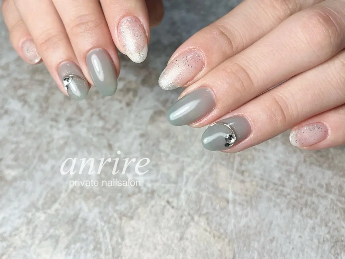ネイル グリーン キラキラネイル ミラーネイル シンプルネイル ハンドネイル nailsalon anrireのネイルデザイン
