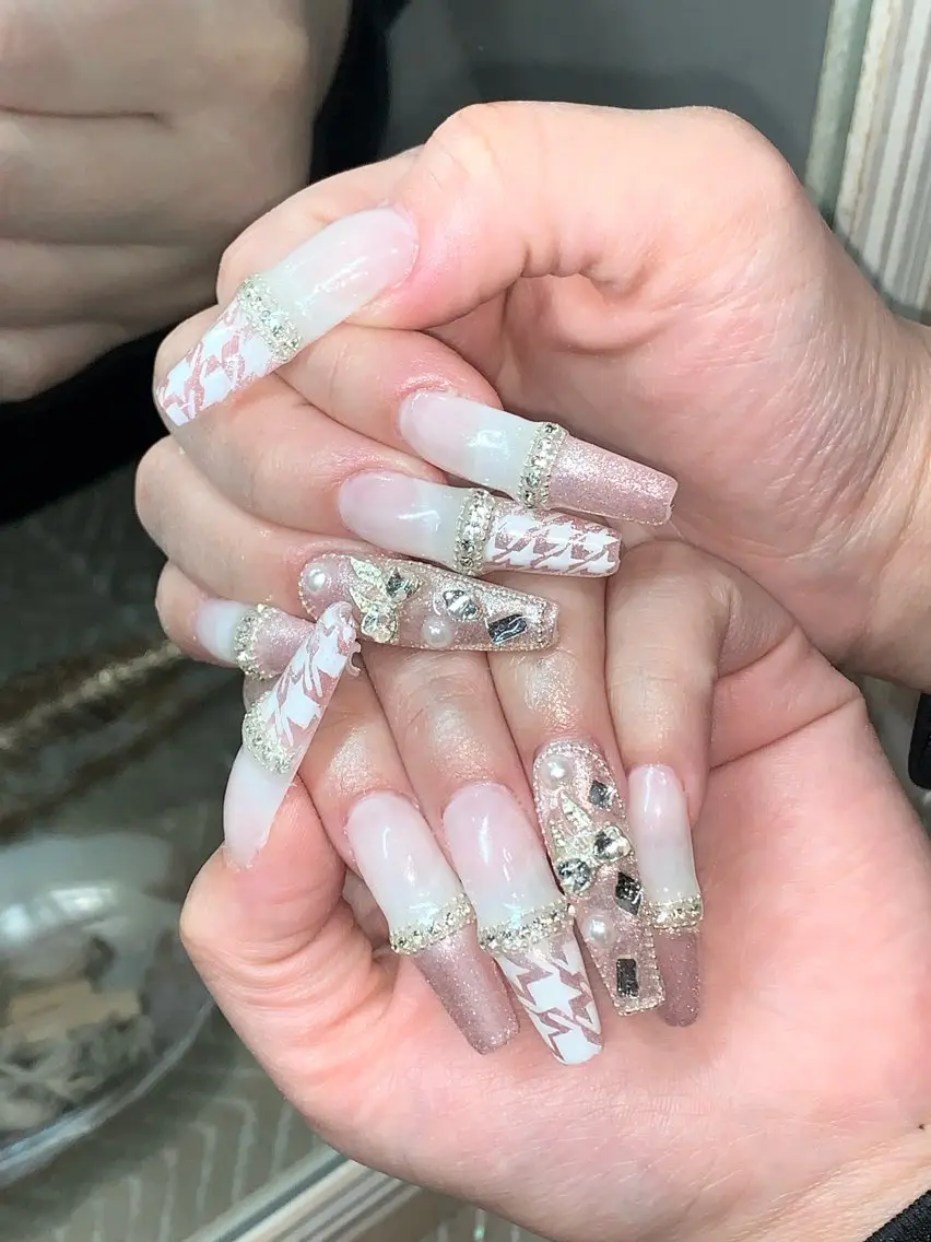 ネイル ハンドネイル さゆり￤推しキャラ ￤ロングネイル🩷のネイルデザイン