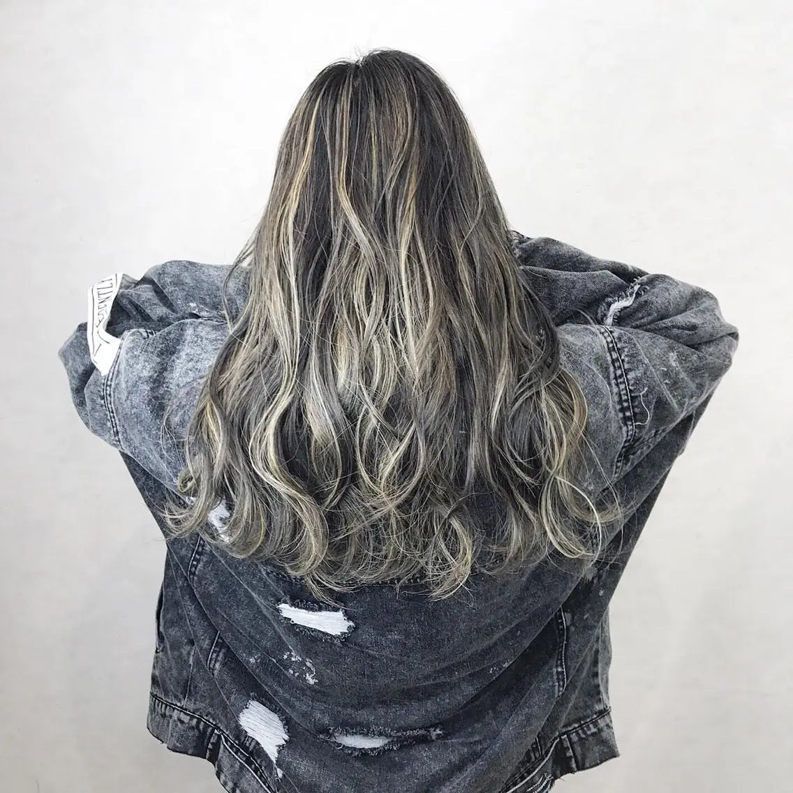 ロング カラー グレージュ ハイライトカラー ハイライト ヘアカラー TATSUYA アートディレクターのヘアスタイル