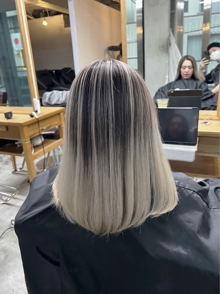 ミディアム カラー バレイヤージュ シルバー ホワイトシルバー レイヤーカット ヘアカラー トリートメント 指名数No.1 /NAOYAのヘアスタイル