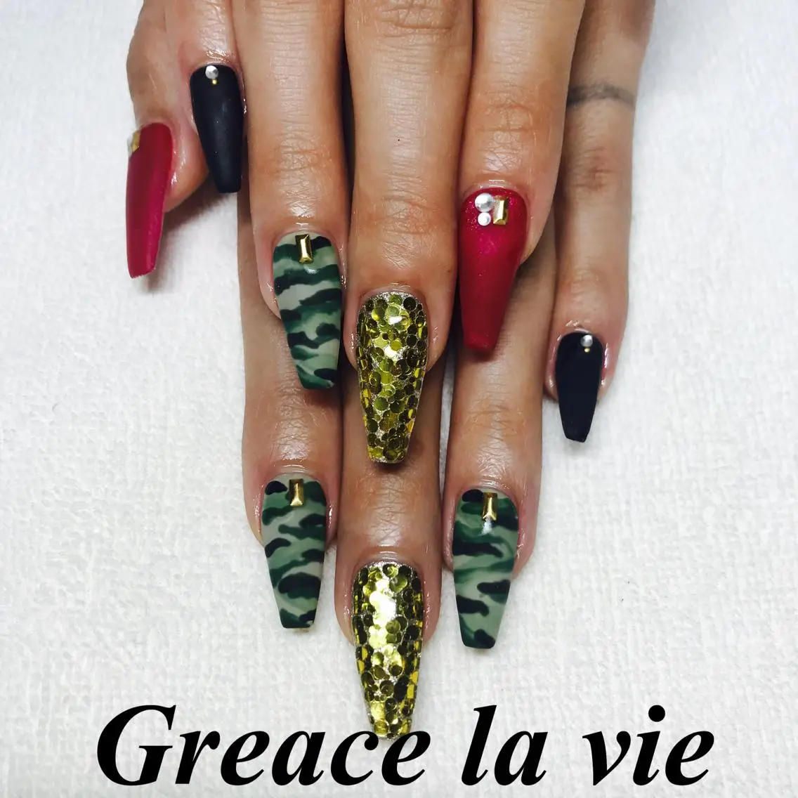 ロング カラー キッズ ネイル マツエク・マツパ ゴージャス クリスマス アートネイル 長さ出し フットネイル Greace  la vieのネイルデザイン