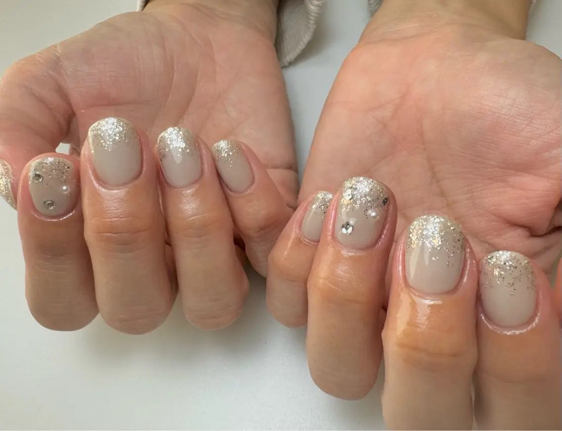 ネイル グラデーション ラメ(グリッター) ラメグラデーション 冬ネイル 白日-hakubi nail-のネイルデザイン