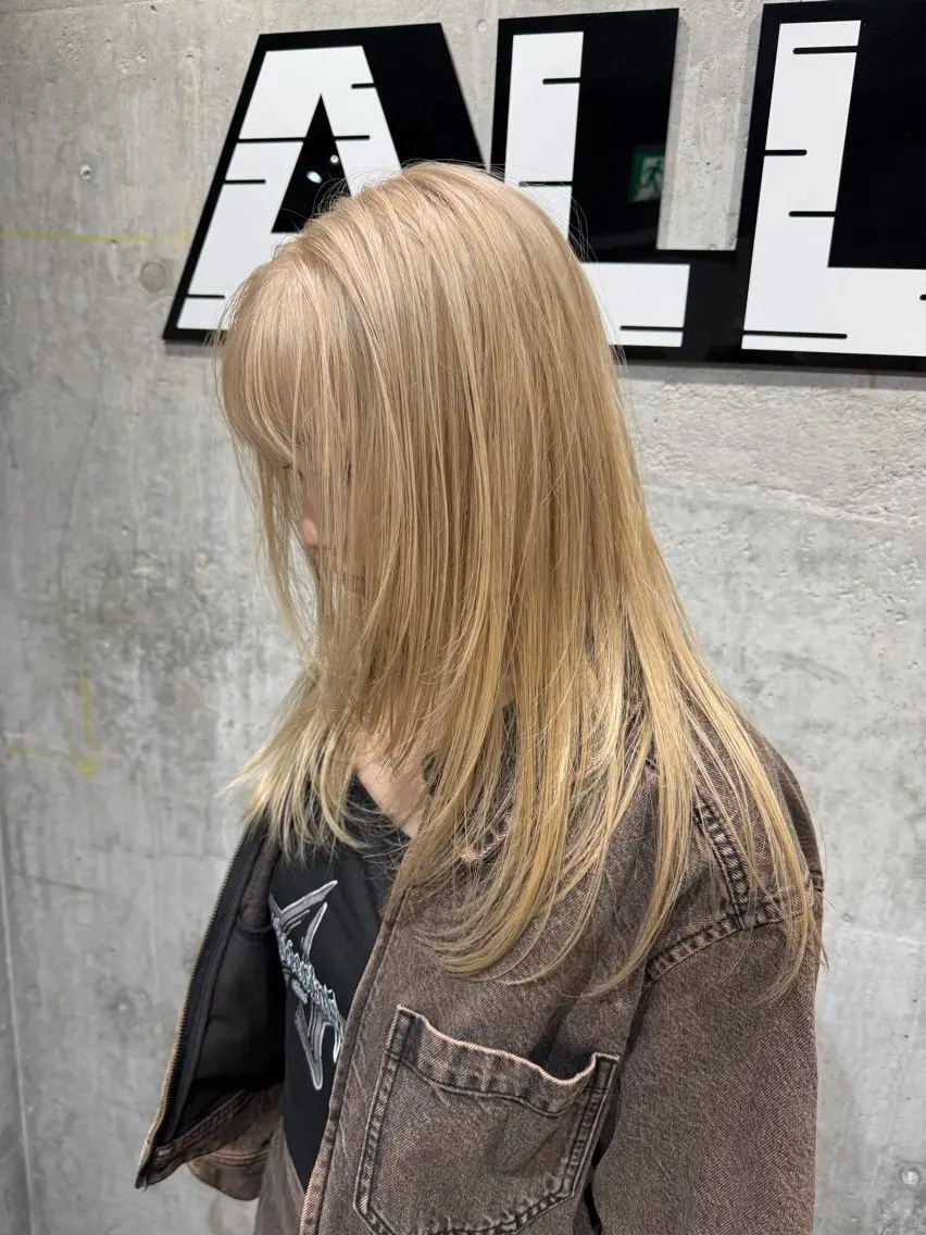 ロング カラー ベージュカラー ミルクティーベージュ ヘアカラー トリートメント ミルクティー& レイヤーRIKUTOのヘアスタイル