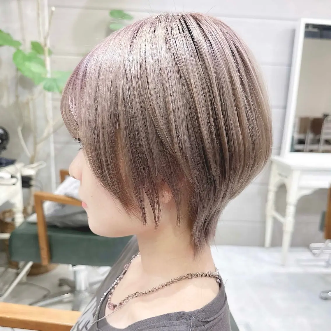 ショート カラー ベージュカラー ブリーチ デザインカラー ハイトーンカラー ミルクティーベージュ ヘアカラー トリートメント ヘアセット DAYS Men’sのヘアスタイル