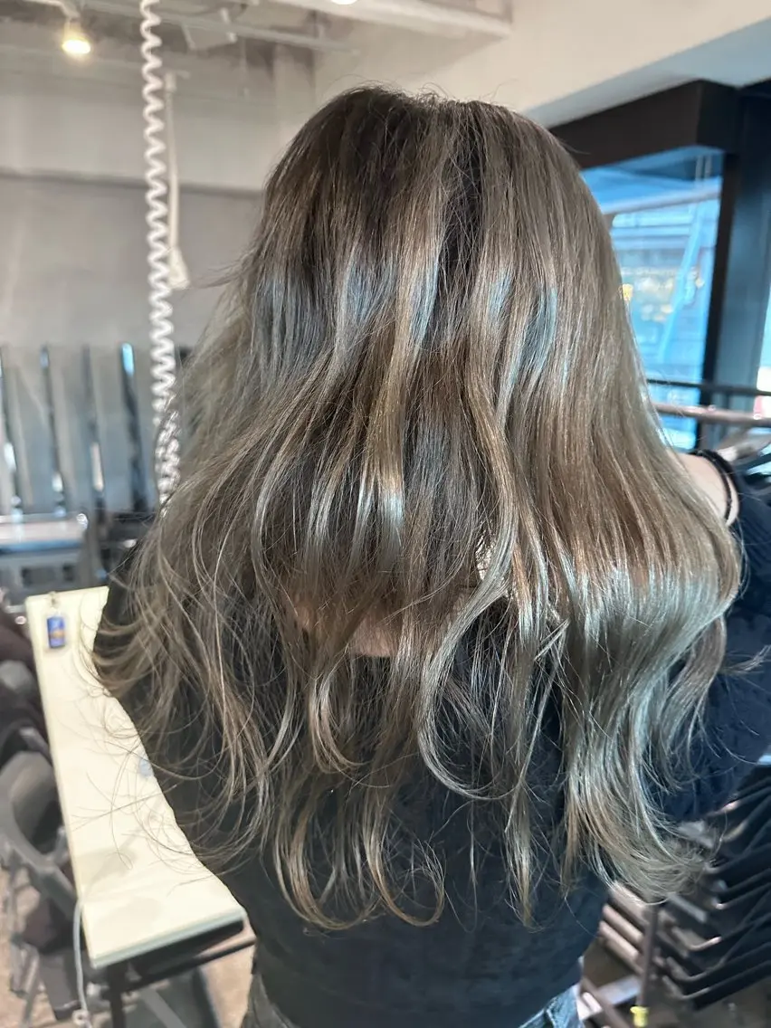 ロング カラー バレイヤージュ デザインカラー シルバー レイヤーカット 大江 海斗のヘアスタイル