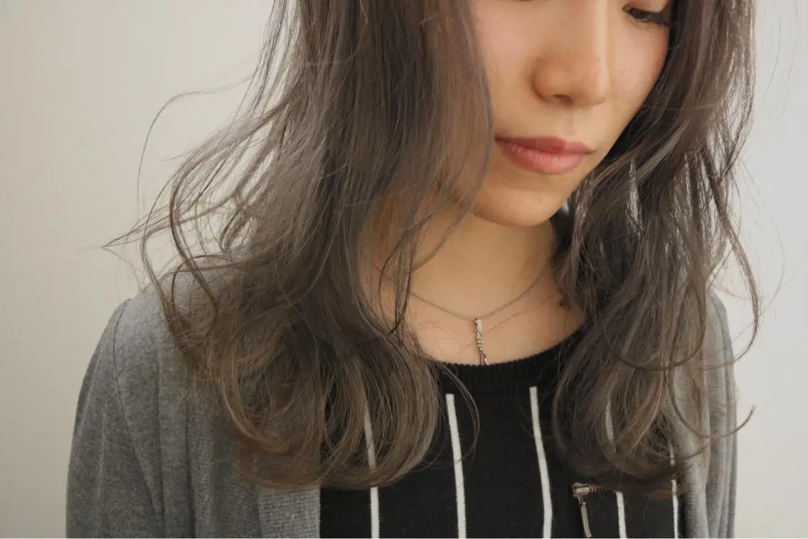 ロング カラー ブリーチ ブルーカラー ブルージュ 透明感カラー soins de MaLilyのヘアスタイル