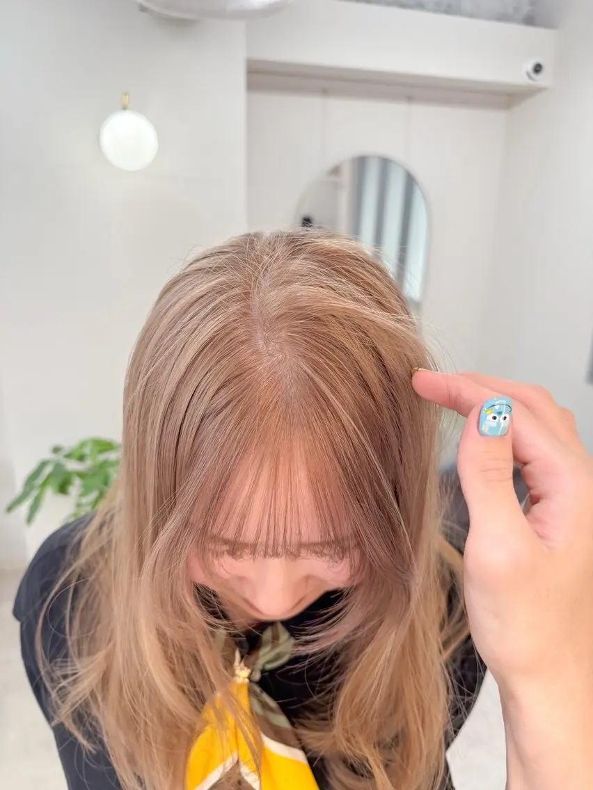 ロング KEIGO/ ベージュカラーのヘアスタイル