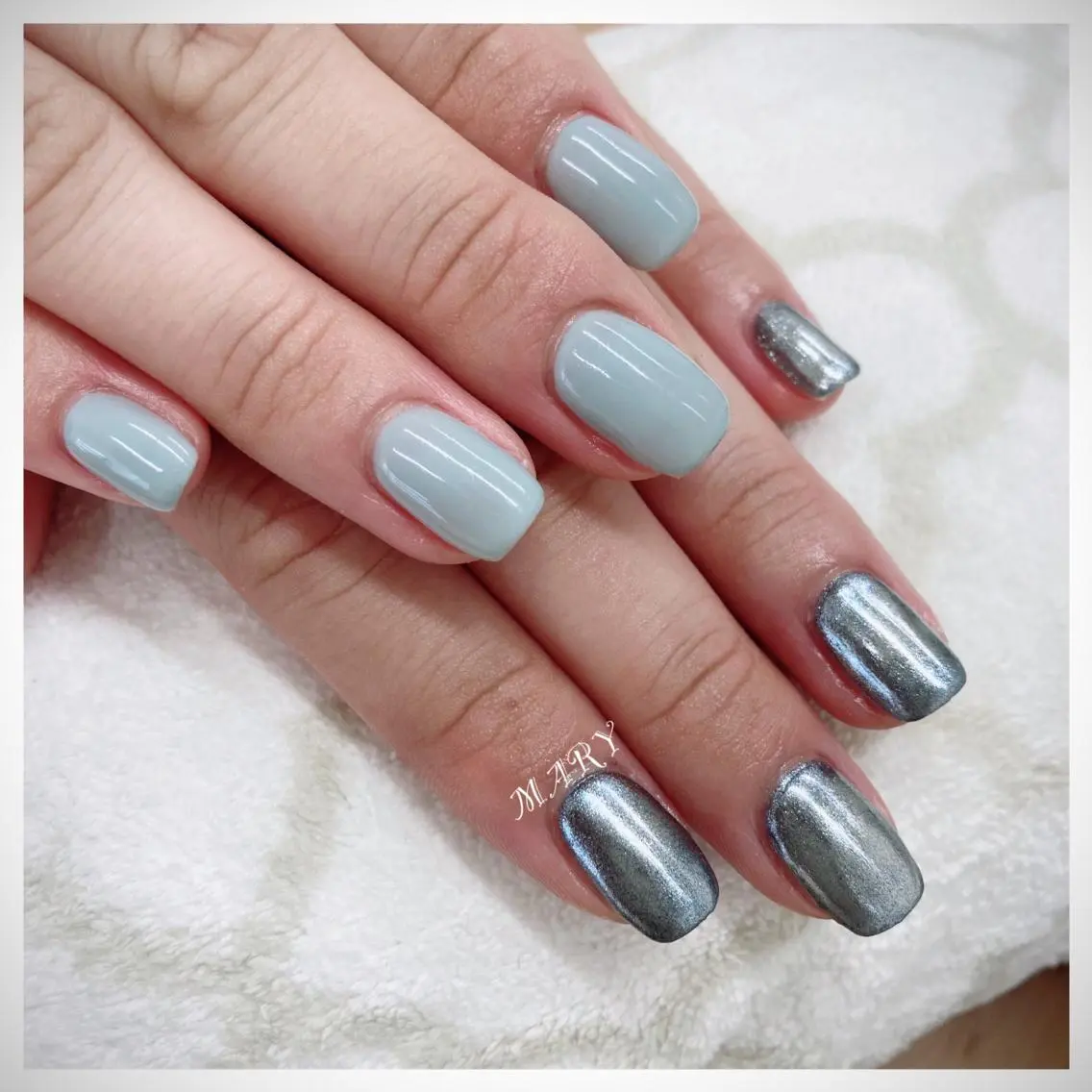 ネイル 水色 ミラーネイル ニュアンスネイル ワンカラーネイル スクエアネイル ハンドネイル Mary nail .narumiのネイルデザイン