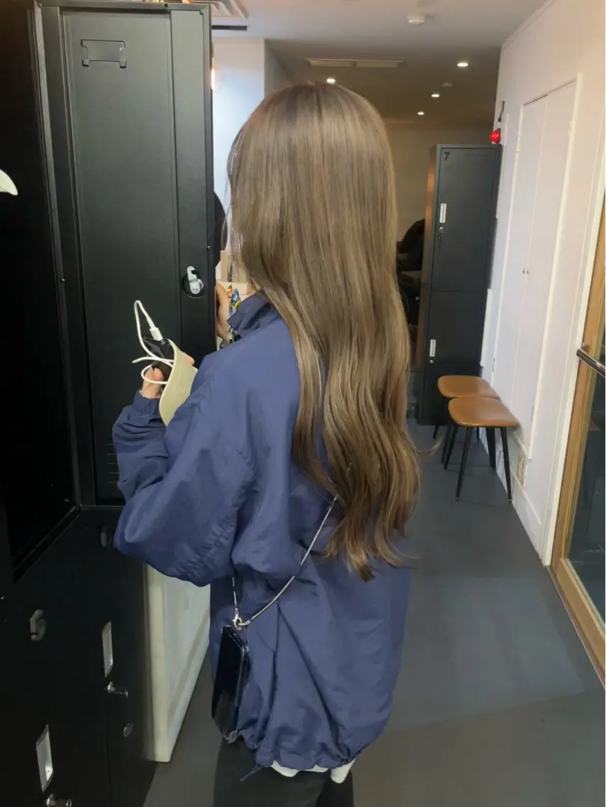 ロング カラー ブリーチ 透明感カラー グレージュ ヘーゼル 卒業式のヘアスタイル ヘアカラー カリン/ カット・ブリーチのヘアスタイル