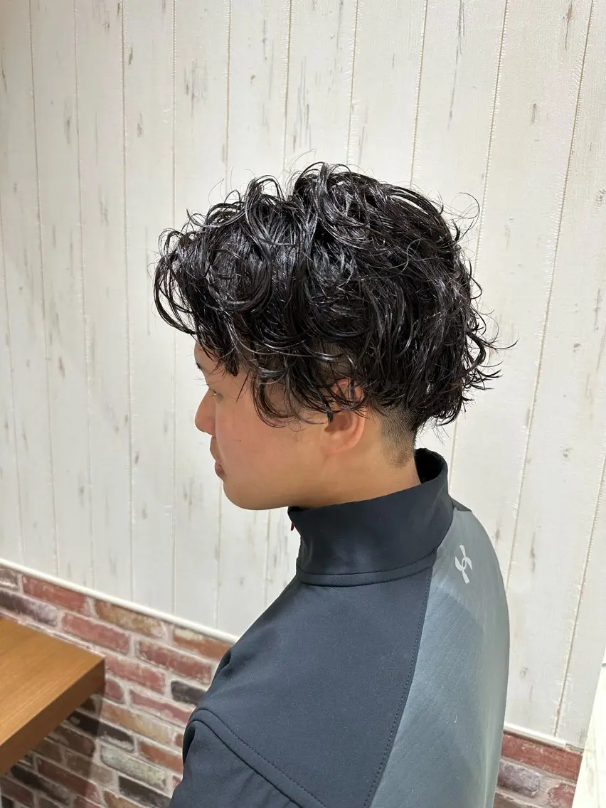 ミディアム パーマ メンズ ミディアムパーマ メンズブリーチ ダウンパーマ メンズハイライト メンズインナーカラー パーマ 中嶋 紘夢のヘアスタイル