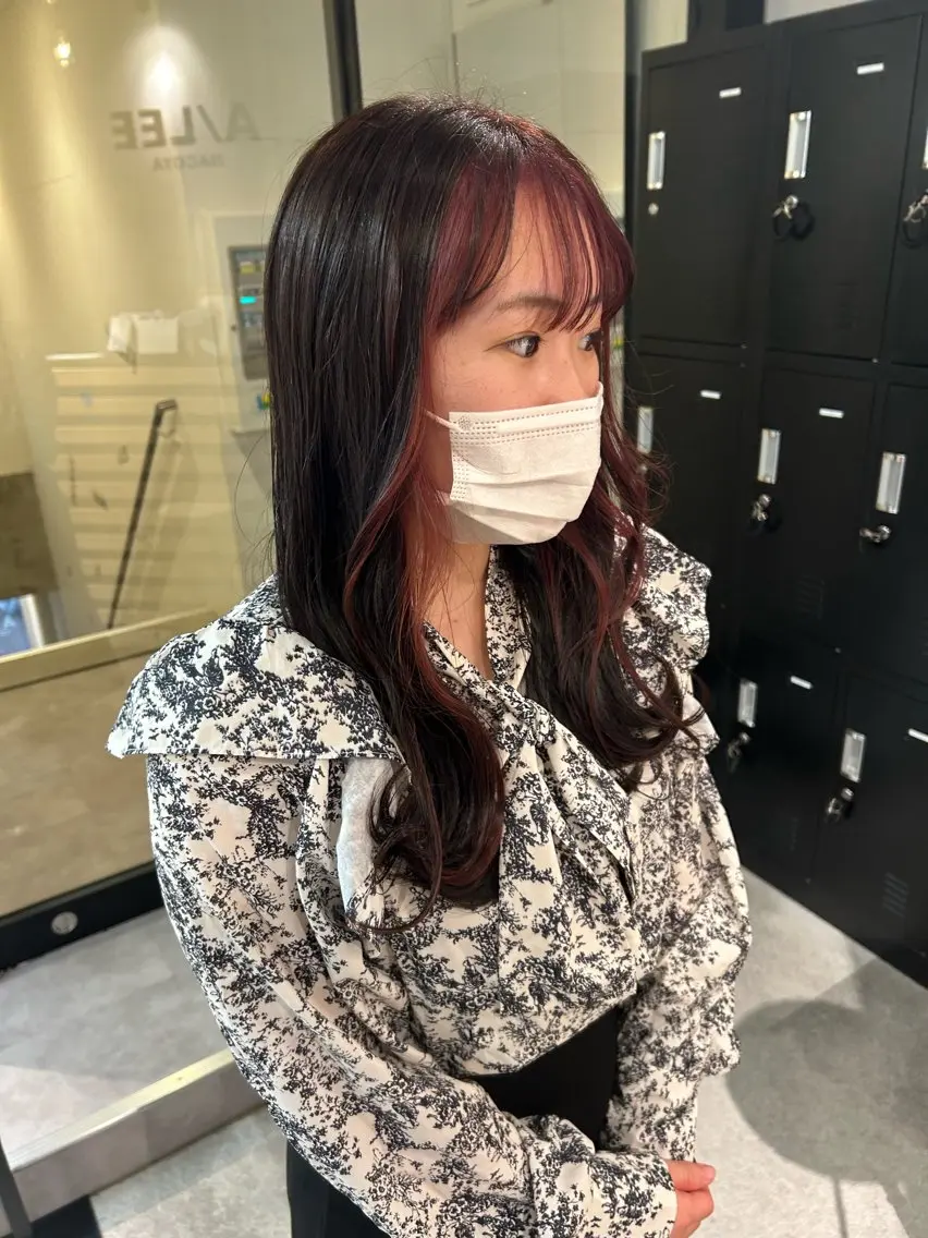 ミディアム カラー ミストバング ブリーチ フェイスフレーミング ピンクカラー ヘアカラー トリートメント ウルフカット レイヤーカット上柿のヘアスタイル