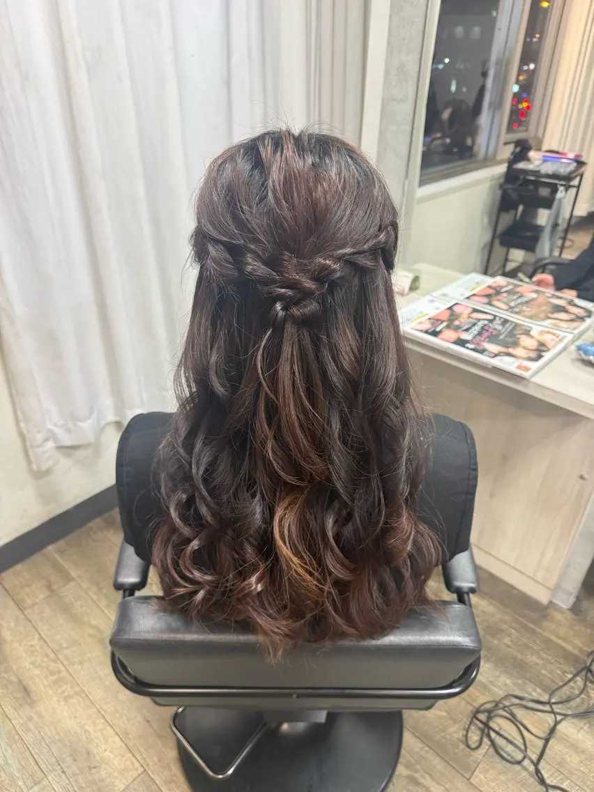ロング ヘアアレンジ ハーフアップ ヘアセット Anju／ 小顔カットのヘアスタイル