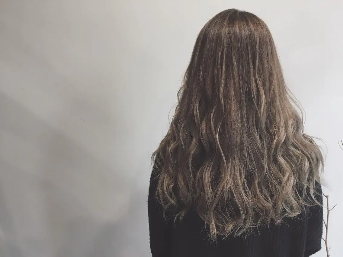 ロング カラー アッシュ ベージュカラー ハイライトカラー 3Dハイライト ハイライト てんま さやかのヘアスタイル
