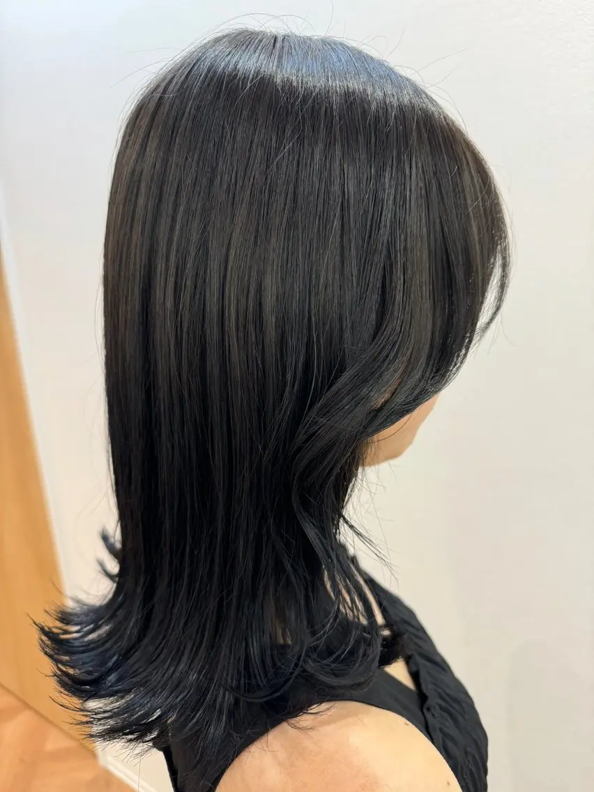 ミディアム カラー グレージュ 顔まわりレイヤー 顔周りカット レイヤーカット 佐々木 有彩のヘアスタイル