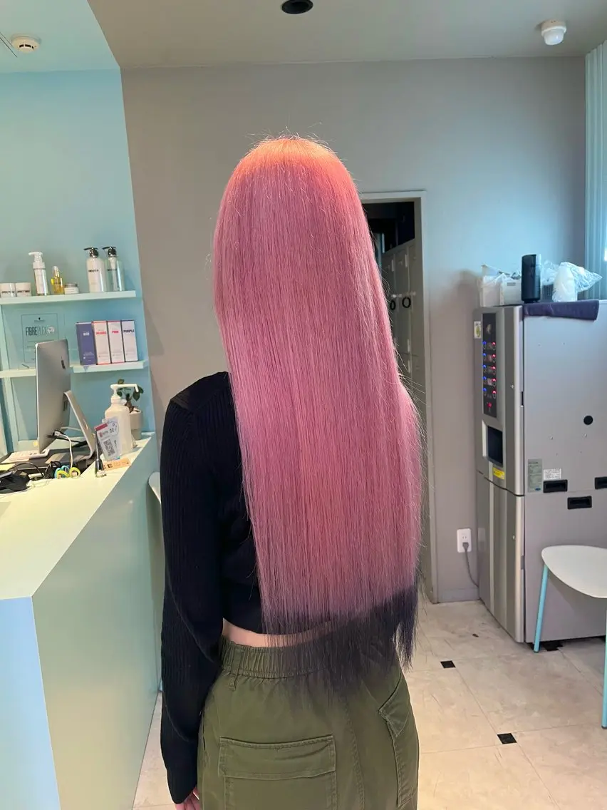 ロング カラー 黒髪 ハイトーンカラー ピンクカラー ヘアカラー トリートメント ブリーチカラー 🩵MIZUKIのヘアスタイル