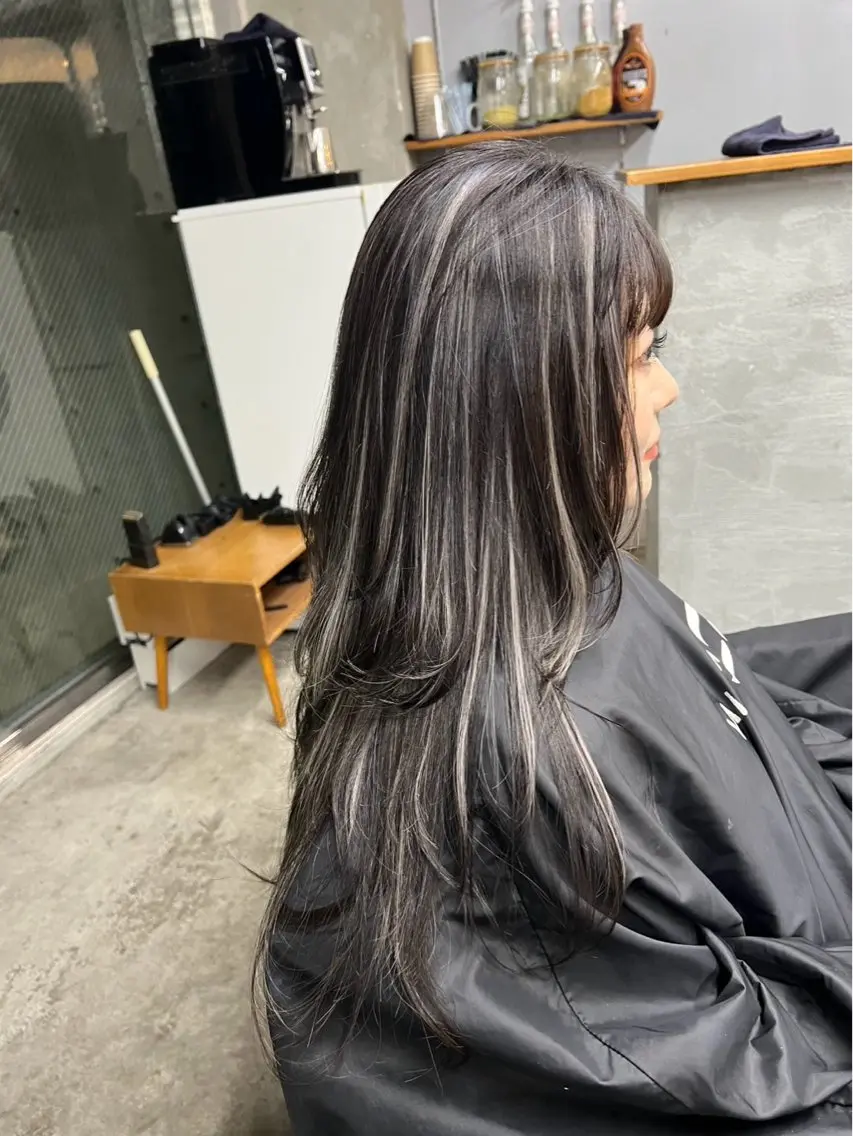 ロング カラー ダークグレー ダークグレージュ グレージュ ハイライトカラー ハイライト ヘアカラー トリートメント 指名数No.1 /NAOYAのヘアスタイル