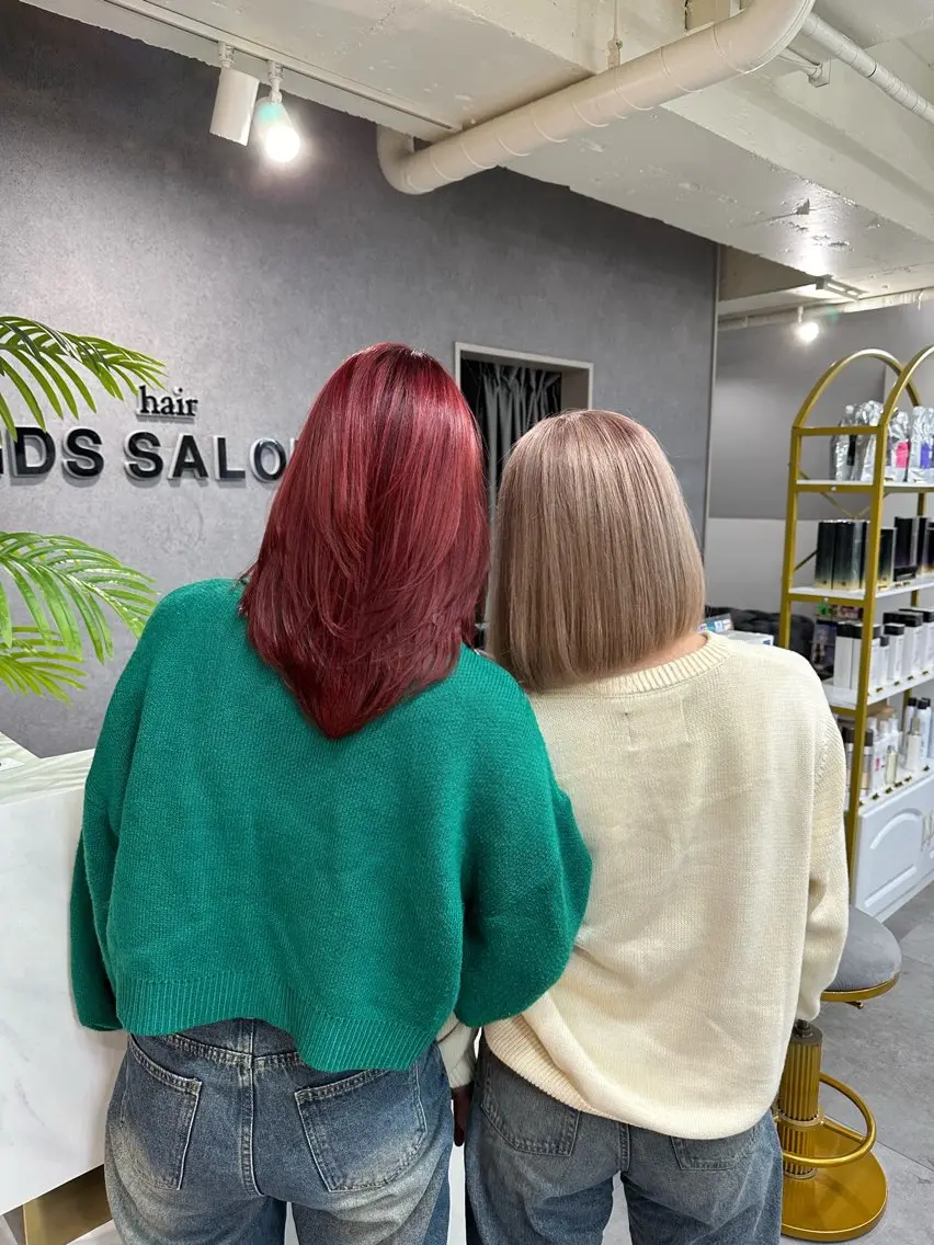 セミロング 韓国風 白髪ぼかし NAOTOのヘアスタイル