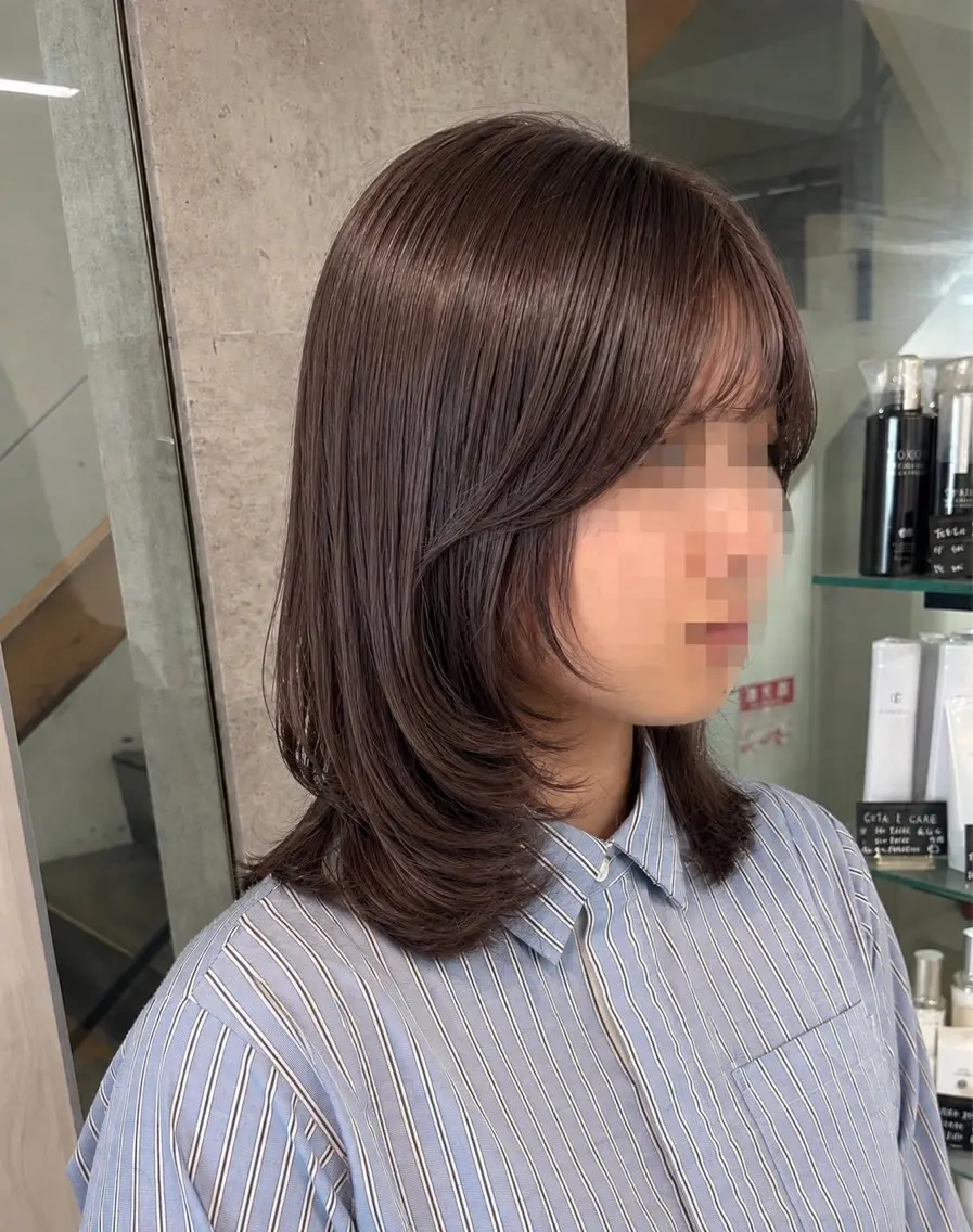 ミディアム ミディアムレイヤー 伸ばしかけ レイヤーカット 小顔カット SHUKA🎀 韓国スタイル艶カラーのヘアスタイル