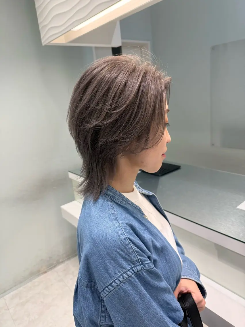 ミディアム カラー ブリーチ シルバー ウルフカット 中川 茜里のヘアスタイル